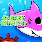 En tecknad rosa haj simmar i blått vatten med texten Go BABY SHARK Go bredvid