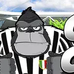 Tecknad gorilla i svartvit-strimmig tröja står i en stadionmiljö