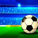 En fotbollsplan med ett stort fotbollsmål, två bollar i olika storlekar och en bakgrund av upplysta läktare