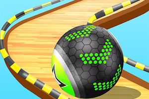 Svart och grön boll med hexagonalt mönster på en träbana med gul- och svartmarkerade räcken