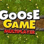 Texten Goose Game Multiplayer i stora bokstäver över en gräsig bakgrund med en stenlagd gång