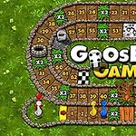 Ett färgglatt brädspel med numeriska rutor och olika pjäser placerade på en vindlande bana, omgiven av grönska