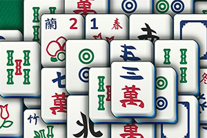 Ett staplat arrangemang av mahjongbrickor med olika kinesiska tecken och symboler