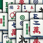 Ett staplat arrangemang av mahjongbrickor med olika kinesiska tecken och symboler