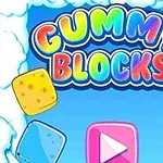 Färgglada bokstäver som bildar orden Gummy Blocks omgiven av fyrkantiga godisbitar mot en himmel med moln