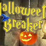 Texten Halloween Breaker i gul stiliserad skrift ovanför en jack-o-lantern och en tänd lykta i en stenkällare