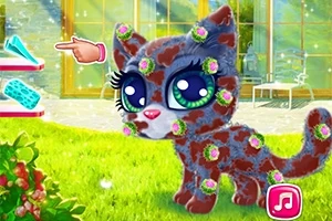 En tecknad katt med stora ögon täckt av lera och blommor står på en gräsmatta framför ett hus och intill en hand pekar på en hylla med rengöringsverktyg