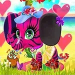 En tecknad rosa och lila elefant med stora ögon, dekorerad med blommor, sitter på en strand omgiven av hjärtan och blommor