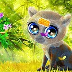 En tecknad, storögd lemurliknande varelse med plåster på pannan och en fjäril på nosen sitter på en grönskande äng med blommor och gröna blad i bakgrunden