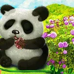 En söt panda sitter bland frodiga gröna buskar och rosa blommor, medan den håller i en liten brun boll