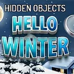 Snöig vinterlandskap med måne, granar, ett hus och texten Hidden Objects Hello Winter samt ett förstoringsglas