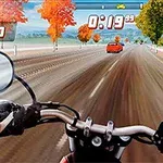 Vy från en motorcykel på en landsväg med höstfärgade träd och en röd bil i fjärran