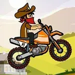 En tecknad cowboy på en orange motorcykel kör genom ett landskap med berg och ett hus i bakgrunden
