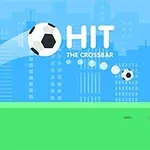 Fotbollsplan med ett mål och en flygande fotboll framför en stadssilhuett