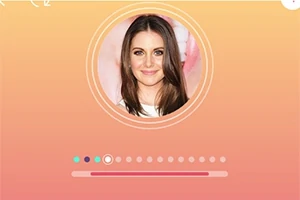 En bild av en kvinna med långt brunt hår och ett leende på en rund profilbild mot en gradient bakgrund i orange och rosa toner, med en progress bar under