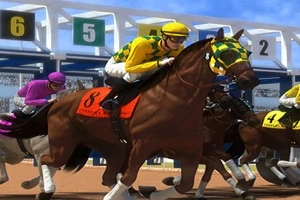 Hästar med jockeys tävlar vid en galoppbana, med nummerlappar och startgrindar i bakgrunden