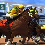 Hästar med jockeys tävlar vid en galoppbana, med nummerlappar och startgrindar i bakgrunden
