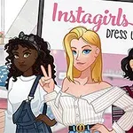 Tre tecknade tjejer poserar framför en skylt med texten Instagirls Dress Up i ett rosa rum