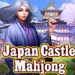 Kvinna i traditionell japansk klädsel med ett svärd framför ett slott omgiven av körsbärsblom