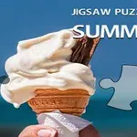 En glassstrut med vaniljglass och chokladsticka hålls upp mot en blå himmel med texten Jigsaw Puzzle: Summer och en pusselbit synlig