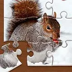 Ett delvis ofullständigt pussel med en ekorre som äter en nöt, placerat på ett träbord med vita snöflingor som dekoration