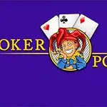 Joker med röd hatt framför tre spelkort mot lila bakgrund med texten Joker Poker