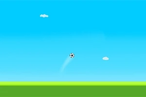 Fotboll som flyger högt i luften mot den blå himlen med små moln ovanför en grön mark