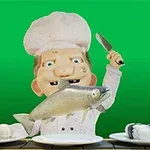 En tecknad kockfigur håller en kniv och en fisk framför en grön bakgrund, omgiven av tallrikar med sushi