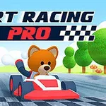 En tecknad björn kör en gokart på en väg med träd och blå himmel i bakgrunden