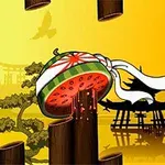 En skivad vattenmelon med ett band runt om, hängande bland träpelare framför en gul bakgrund med ett japanskt landskap i silhuett