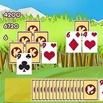 Kortspel med synliga numeriska och symboliska spelkort framför en grön och bergig bakgrund