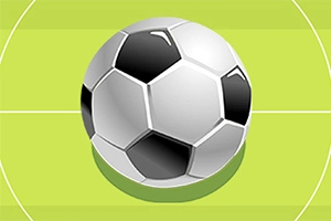 Svartvit fotboll på en grön fotbollsplan med vita linjer