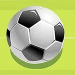 Svartvit fotboll på en grön fotbollsplan med vita linjer