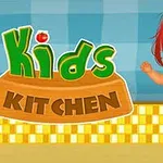 Ett barn med rödbrunt hår i randig tröja och blå byxor står bredvid en skylt med texten Kids Kitchen mot en rutigt kaklad bakgrund