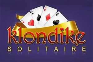 Fyra spelkort med hjärter och spader symboler ovanför texten klondike solitaire på en lila bakgrund