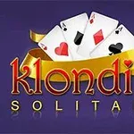 Fyra spelkort med hjärter och spader symboler ovanför texten klondike solitaire på en lila bakgrund