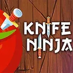 Tomat med kniv och texten Knife Ninja på en träbakgrund