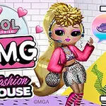 Docka med rosa jacka och flätad frisyr poserar i ett färgstarkt rum med texten Fashion House och hjärtliga detaljer i bakgrunden