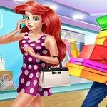 En kvinna med rött hår i en lila prickig klänning går glatt i en butik medan en man bär en hög stapel färgglada lådor