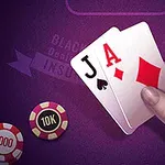 En hand håller två spelkort, ess och knekt, ovanför två spelmarker med värdet 1000 och 10K på ett lila bord