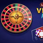 Ett roulettehjul med en vit kula och spelmarker på ett spelbord mot en blå bakgrund