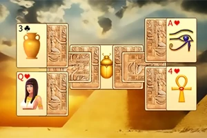 Spelkort med egyptiskt tema med symboler som en vas, en skarabé, och ankh-symboler framför en bakgrund av pyramider och molnig himmel