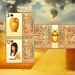 Spelkort med egyptiskt tema med symboler som en vas, en skarabé, och ankh-symboler framför en bakgrund av pyramider och molnig himmel