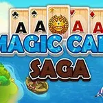 Kort med ess, en krona, texten Magic Card Saga över ett hav med segelbåt och en ö i bakgrunden