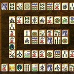Rektangulärt arrangemang av mahjongbrickor med olika mönster och symboler