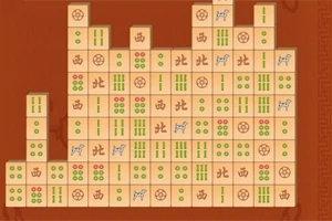 Ett brädspel med staplade och spridda mahjong-brickor med olika symboler på en brun bakgrund