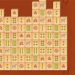 Ett brädspel med staplade och spridda mahjong-brickor med olika symboler på en brun bakgrund