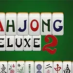 Texten Mahjong Deluxe 2 på mahjongbrickor mot en grön bakgrund, med fler brickor längst ner med kinesiska tecken