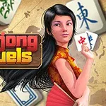 Kvinna med långt svart hår i röd klänning håller mahjongbrickor framför en kartbakgrund