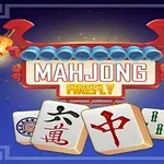 Texten MAHJONG FIREFLY i röd och gul färg med dekorativa element och tre mahjongbrickor i förgrunden